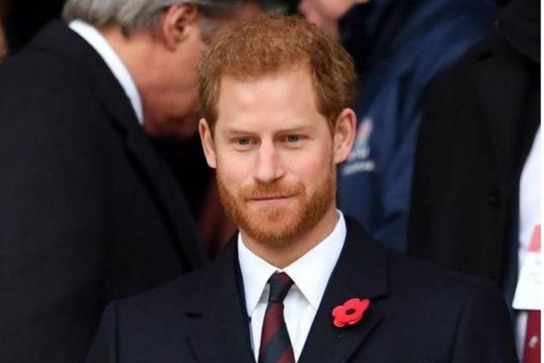 Prince Harry was just spotted on a regular flight to London and there are photos