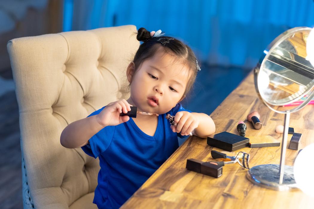 Mum outraged as niece gives her 6-year-old daughter make up