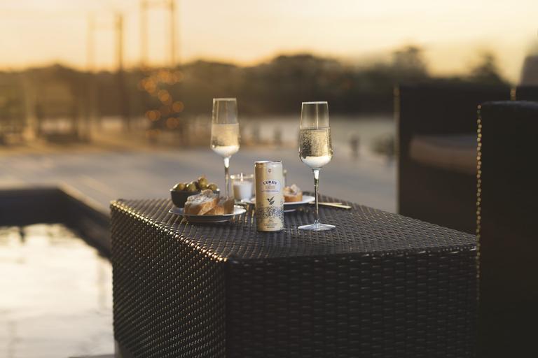 This non-alcoholic sparkling wine drink is the perfect summer treat for pregnant mums