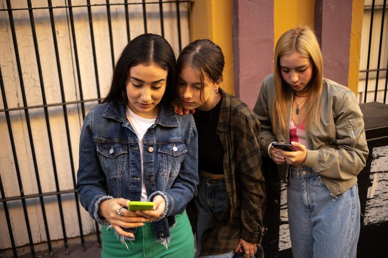 Warning to parents after teenager dies from chroming challenge