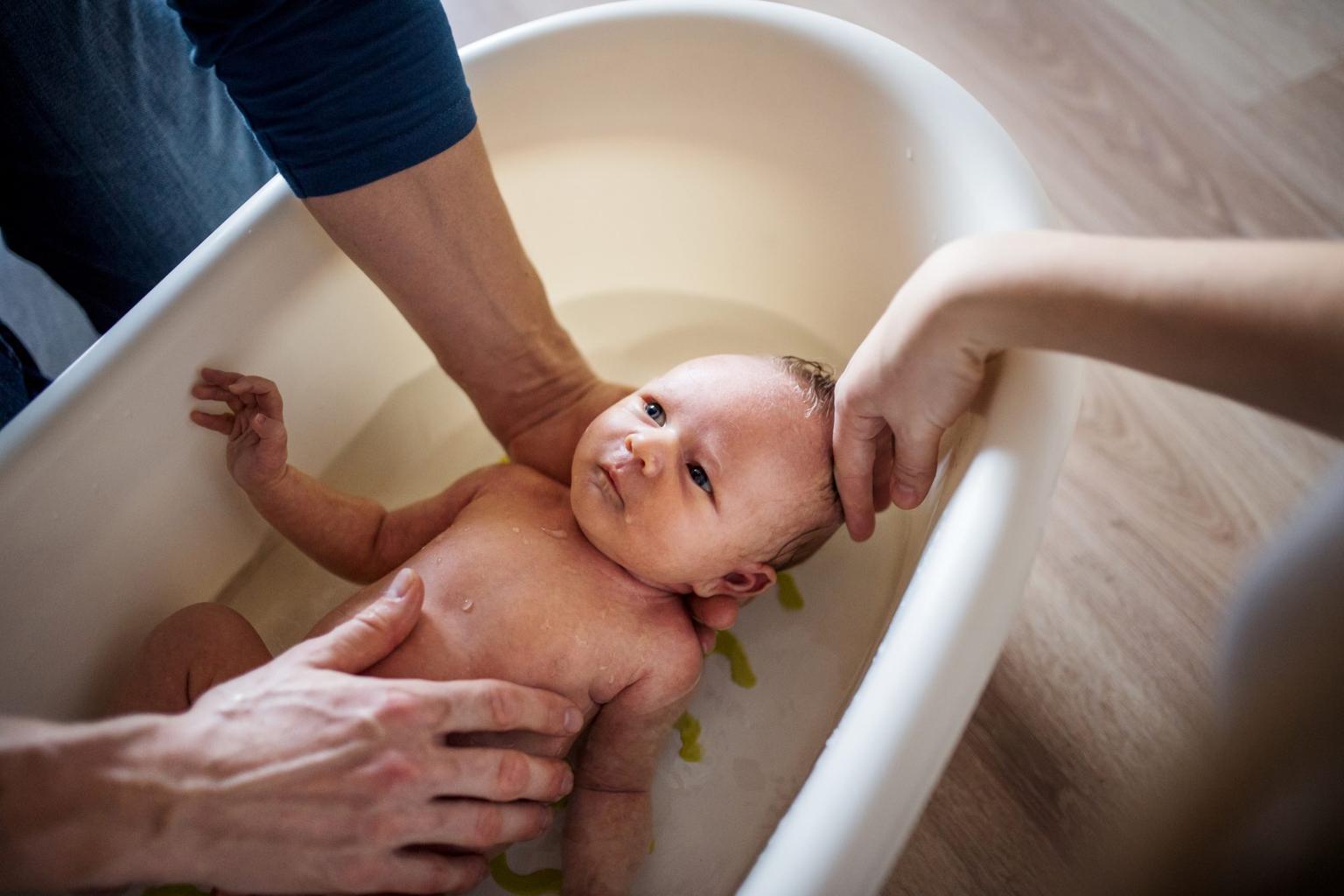 Experts advise the length of time you should wait to bathe your newborn after birth