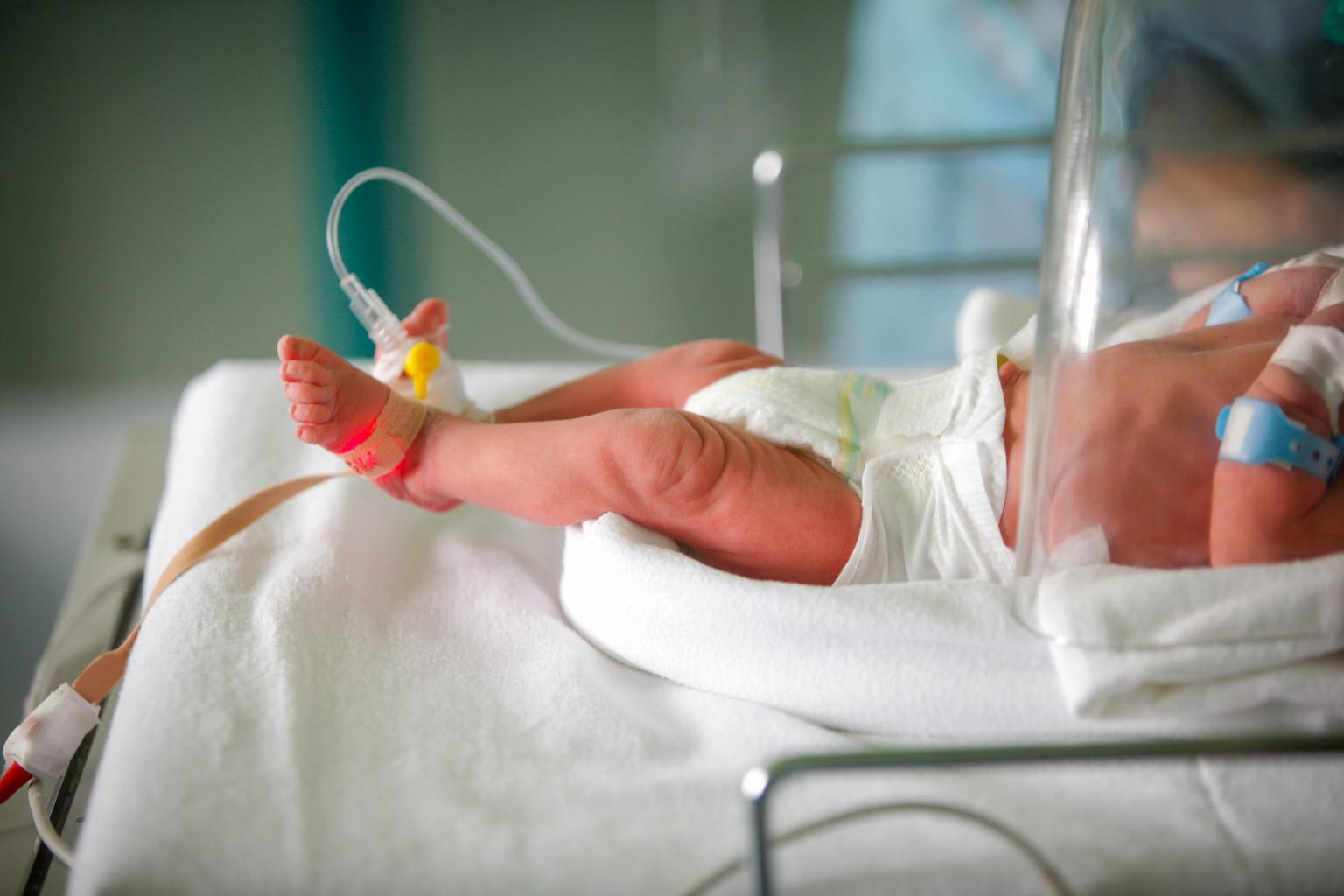 What is congenital pneumonia and how do babies get it?