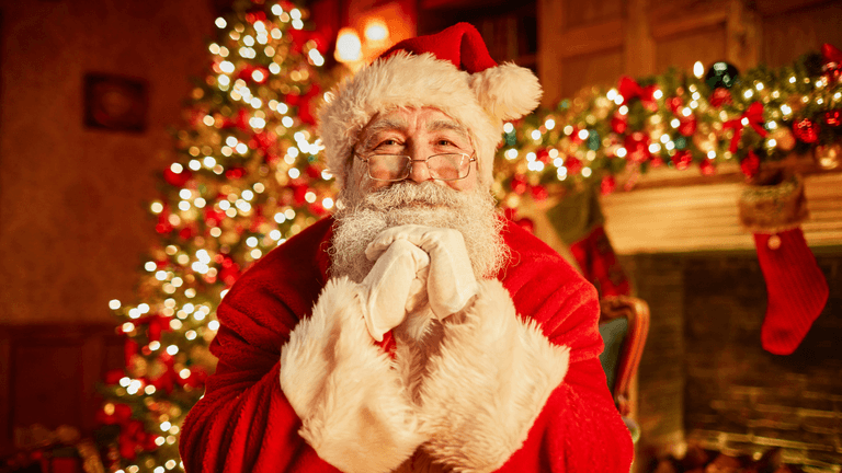 Hotel Santa applauded for his reaction after little girl refuses to sit on his lap