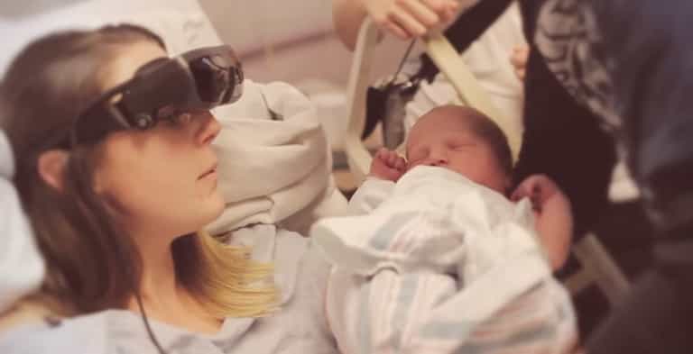 Blind mum sees her newborn baby for the very first time Blind mum sees her newborn baby for the very first time
