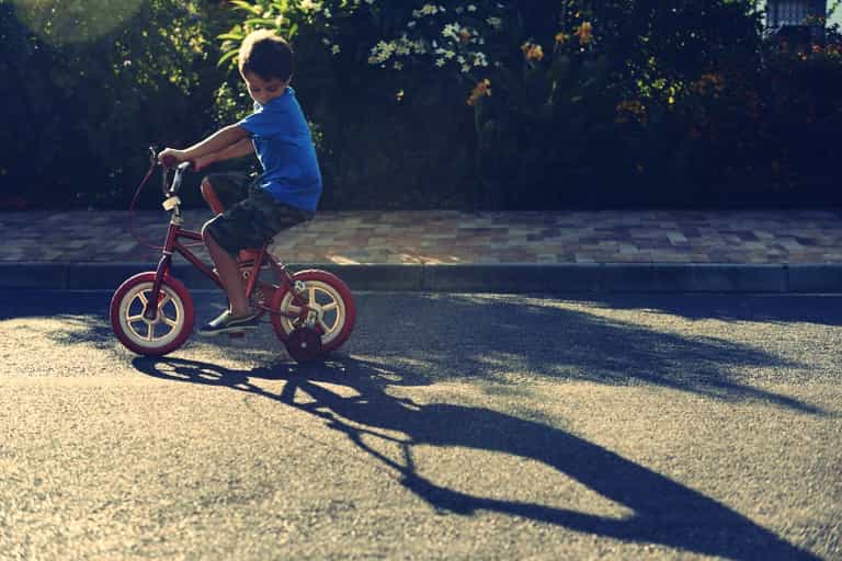 At What Age Should Children Be Allowed Play Outside Alone? At What Age Should Children Be Allowed Play Outside Alone?