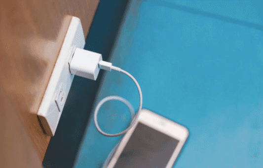 Pregnant woman dies after charging her phone in the bath Pregnant woman dies after charging her phone in the bath