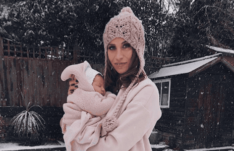 Ferne McCann supported by fans after drinking before breastfeeding baby Ferne McCann supported by fans after drinking before breastfeeding baby
