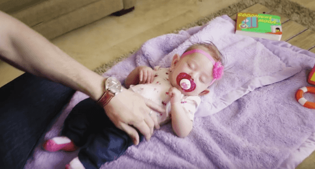 Magician saws baby girl IN HALF and people can’t be dealing Magician saws baby girl IN HALF and people can’t be dealing