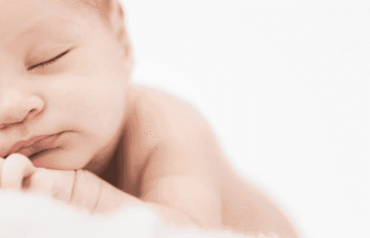 The moment a toddler meets his newborn sister for the first time has gone viral The moment a toddler meets his newborn sister for the first time has gone viral