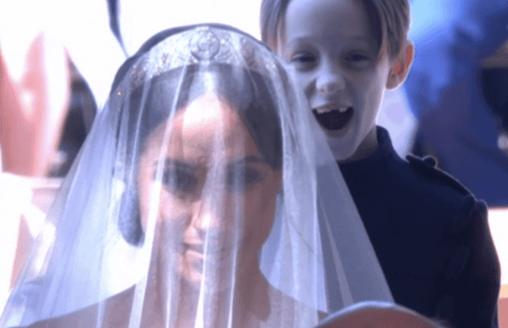Pageboy’s reaction to Meghan walking down the aisle legit stole in the show Pageboy’s reaction to Meghan walking down the aisle legit stole in the show