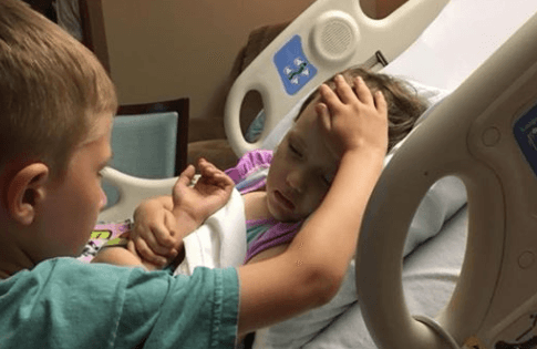 Photo of little boy saying goodbye to his sister before she passes away goes viral Photo of little boy saying goodbye to his sister before she passes away goes viral