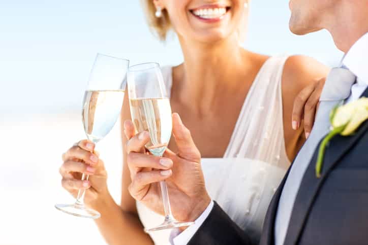 Bride’s shocking reaction to wedding guest’s cash gift Bride’s shocking reaction to wedding guest’s cash gift