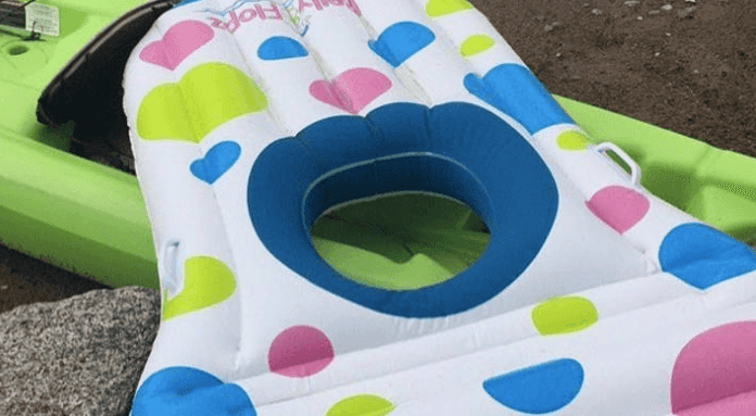 A pool float with a hole for your pregnant belly exists and FINALLY A pool float with a hole for your pregnant belly exists and FINALLY