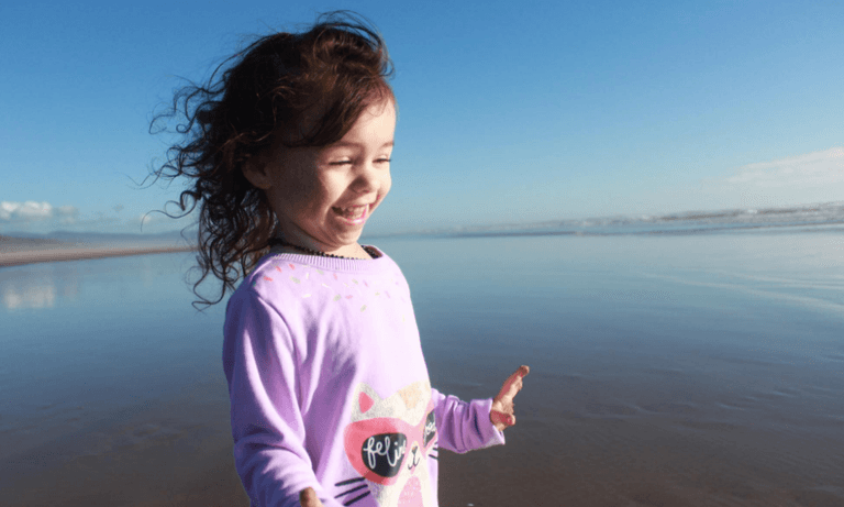 Mum’s warning as daughter steps on hot sand causing her skin to start ‘falling off’ Mum’s warning as daughter steps on hot sand causing her skin to start ‘falling off’