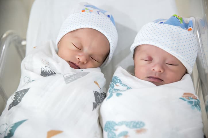 Woman gives birth to twins 26 days after giving birth to her first child Woman gives birth to twins 26 days after giving birth to her first child