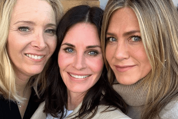 The Friends gals had a mini-reunion for Courtney Cox’s birthday and our hearts The Friends gals had a mini-reunion for Courtney Cox’s birthday and our hearts