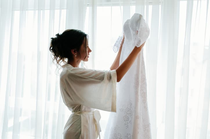Bride upset after bridesmaid secretly posts photo from her wedding dress fitting on Facebook Bride upset after bridesmaid secretly posts photo from her wedding dress fitting on Facebook