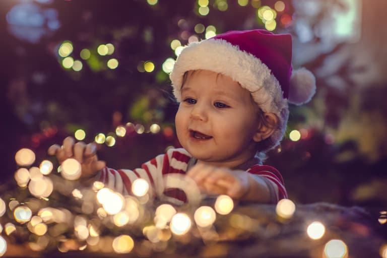 Two cute ways to remember how little your child was at their first Christmas Two cute ways to remember how little your child was at their first Christmas