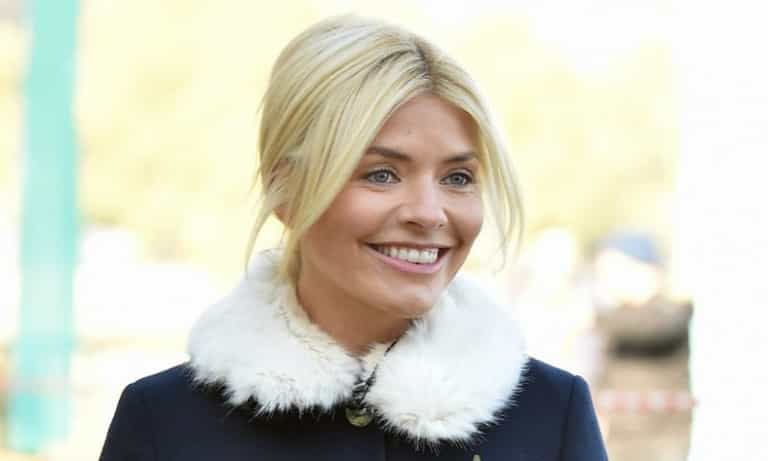 Holly Willoughby wore the most STUNNING €84 green sequin skirt from warehouse this morning Holly Willoughby wore the most STUNNING €84 green sequin skirt from warehouse this morning