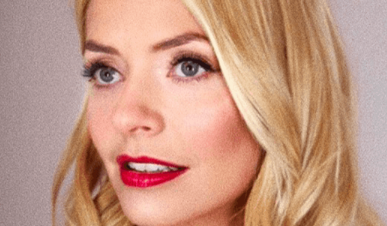 Holly Willoughby’s checked Zara skirt is the perfect way to dress up your everyday look Holly Willoughby’s checked Zara skirt is the perfect way to dress up your everyday look