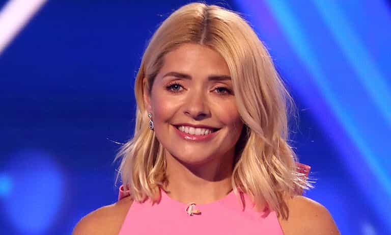 Holly Willoughby wore a gorgeous velvet mini skirt this morning, and it’s €23 in the Warehouse sale Holly Willoughby wore a gorgeous velvet mini skirt this morning, and it’s €23 in the Warehouse sale