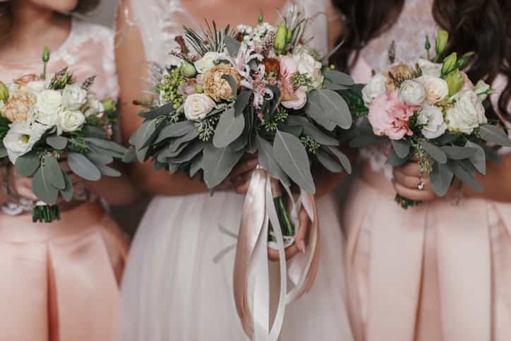 Man tells fiancée to remove her twin from the bridal party in case people think she’s the bride Man tells fiancée to remove her twin from the bridal party in case people think she’s the bride