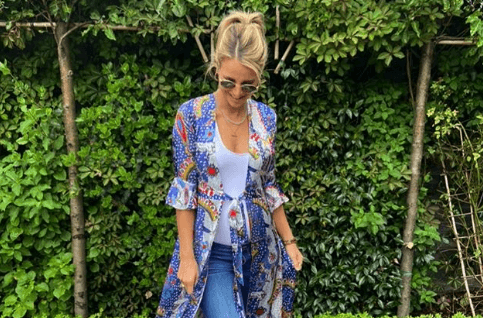Pregnant Vogue Williams wore a maxi kimono over jeans and now we want to wear a maxi kimono over jeans Pregnant Vogue Williams wore a maxi kimono over jeans and now we want to wear a maxi kimono over jeans