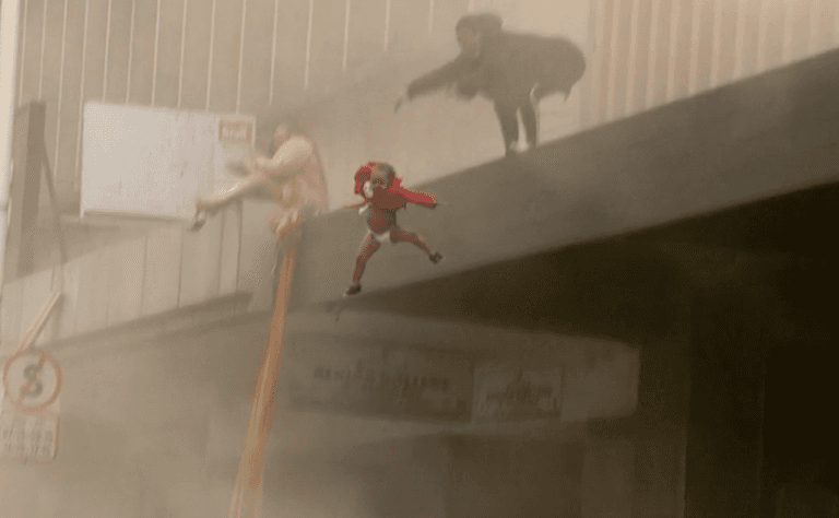Mother throws baby off burning building into strangers’ arms Mother throws baby off burning building into strangers’ arms