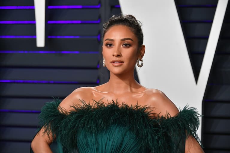 Pretty Little Liars actress Shay Mitchell announces pregnancy in the sweetest way Pretty Little Liars actress Shay Mitchell announces pregnancy in the sweetest way