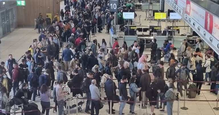 Dublin Airport staff face harassment as chaotic queues continue Dublin Airport staff face harassment as chaotic queues continue