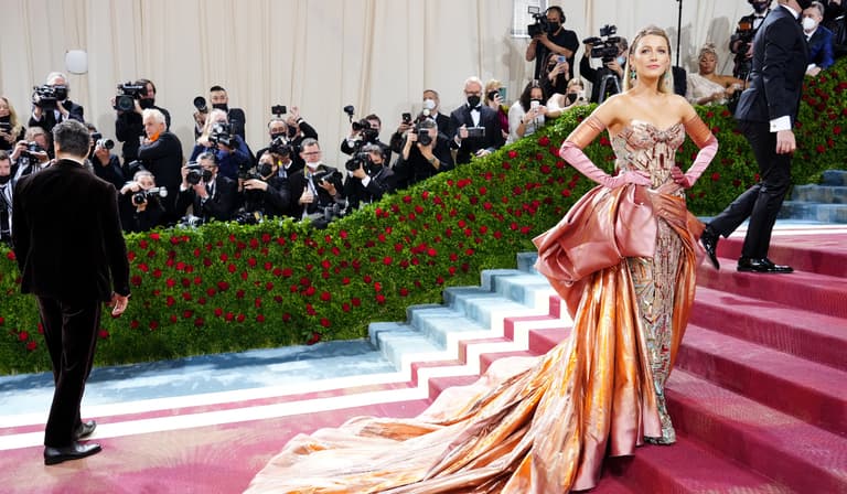 Blake Lively hilariously trolls football fan who asked her to say hello to girlfriend Blake Lively hilariously trolls football fan who asked her to say hello to girlfriend