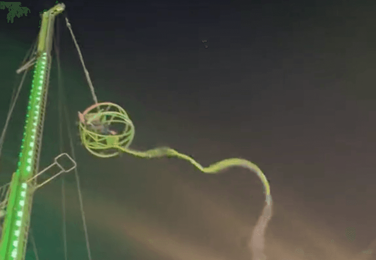Terrifying moment Winter Wonderland slingshot ride snaps with people trapped inside Terrifying moment Winter Wonderland slingshot ride snaps with people trapped inside