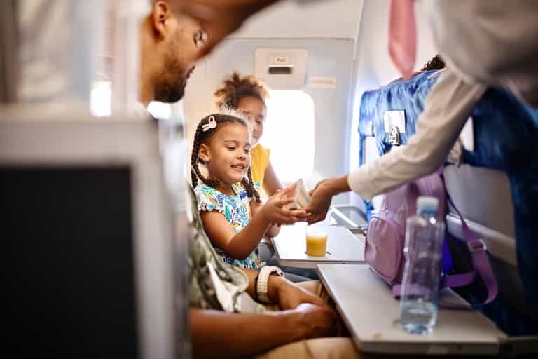 Airline made pregnant woman clean toddler’s mess on hands and knees Airline made pregnant woman clean toddler’s mess on hands and knees