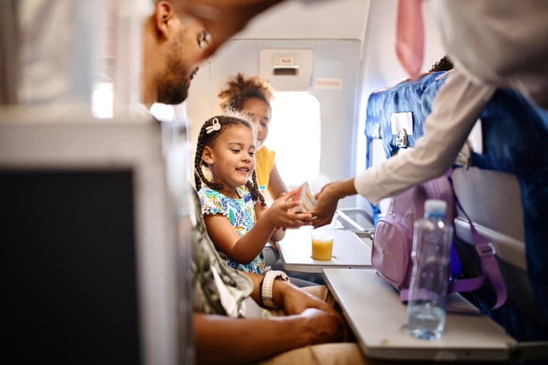 Airline made pregnant woman clean toddler’s mess on hands and knees Airline made pregnant woman clean toddler’s mess on hands and knees