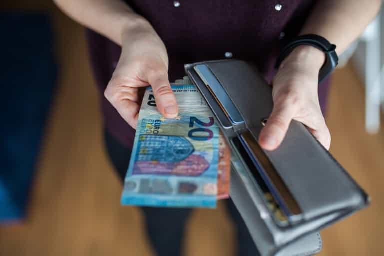 Parents have just weeks left to apply for back to school boost of €385 Parents have just weeks left to apply for back to school boost of €385