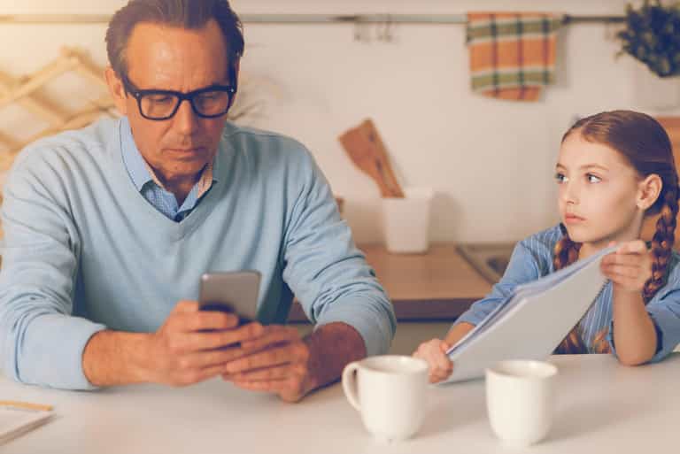 A mum inspires ‘present’ parenting by showing effects of phone usage A mum inspires ‘present’ parenting by showing effects of phone usage