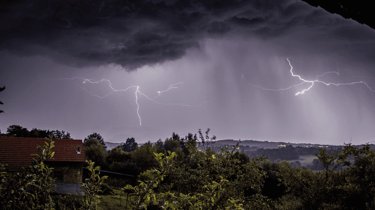 Thunderstorm warning issued for Ireland with 10 counties impacted Thunderstorm warning issued for Ireland with 10 counties impacted