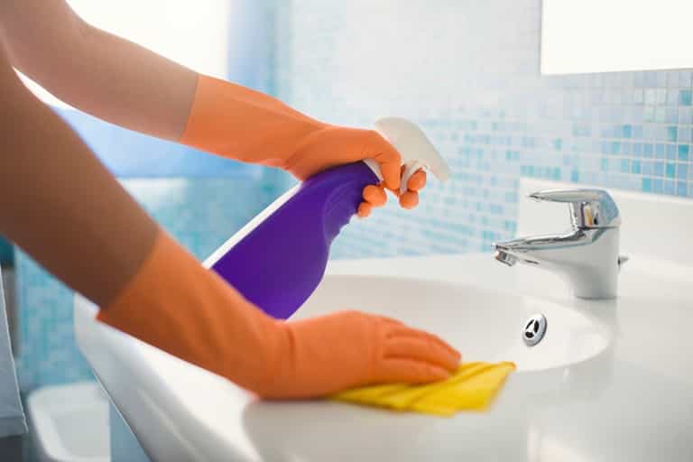 Speed clean your bathroom in 5 swift steps Speed clean your bathroom in 5 swift steps