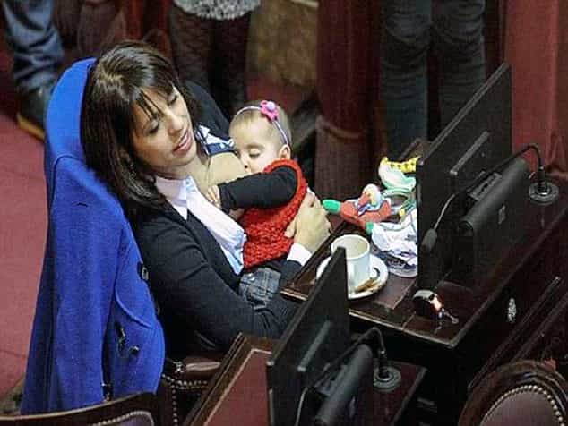 Woman breastfeeds at work, Internet freaks out Woman breastfeeds at work, Internet freaks out
