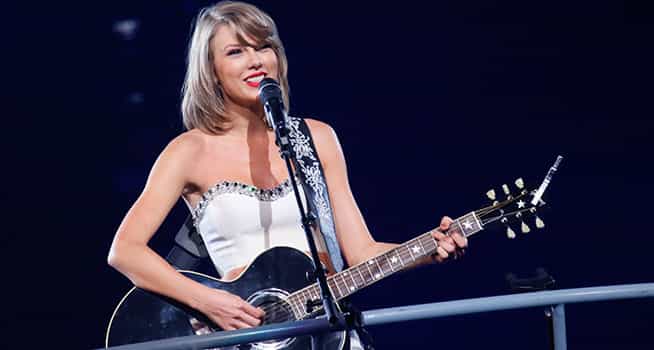 Taylor Swift donates $13,000 each to two struggling mothers during pandemic Taylor Swift donates $13,000 each to two struggling mothers during pandemic