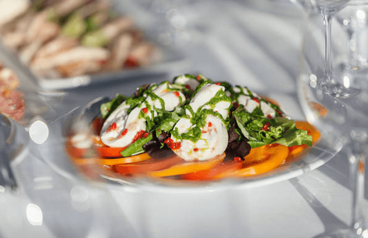 Bride left fuming as wedding guest fills lunch boxes with food from buffet Bride left fuming as wedding guest fills lunch boxes with food from buffet