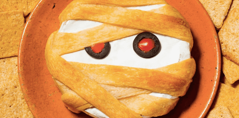 Halloween: This mummy baked brie is the perfect treat to serve your adult friends Halloween: This mummy baked brie is the perfect treat to serve your adult friends