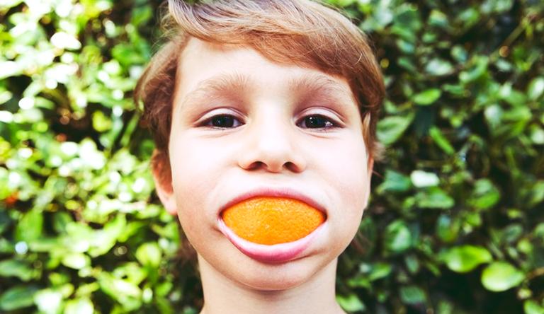 WATCH: How to peel an orange using a teaspoon WATCH: How to peel an orange using a teaspoon
