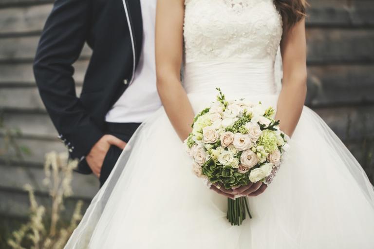 Bride adds dad’s ashes to her nails so he can ‘walk her up the aisle’ Bride adds dad’s ashes to her nails so he can ‘walk her up the aisle’
