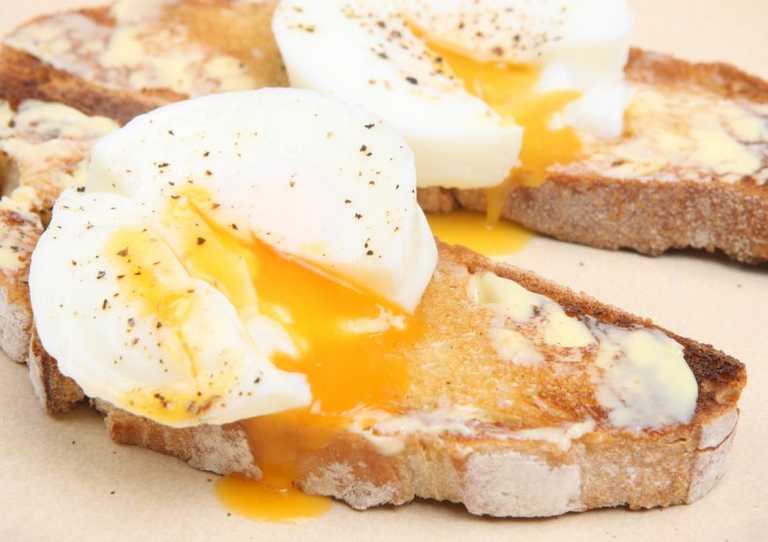 The SIX simple things you need to do to create the perfect poached eggs The SIX simple things you need to do to create the perfect poached eggs