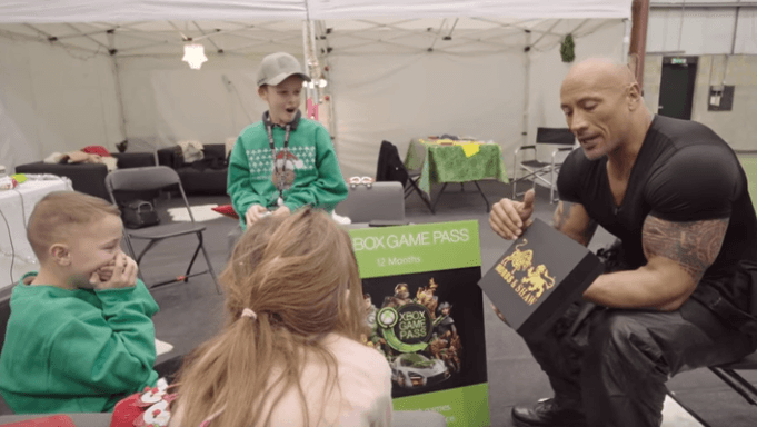 Tom and Giovanna’s youngest gets his first experience of the sea in family holiday and it’s adorable Tom and Giovanna’s youngest gets his first experience of the sea in family holiday and it’s adorable