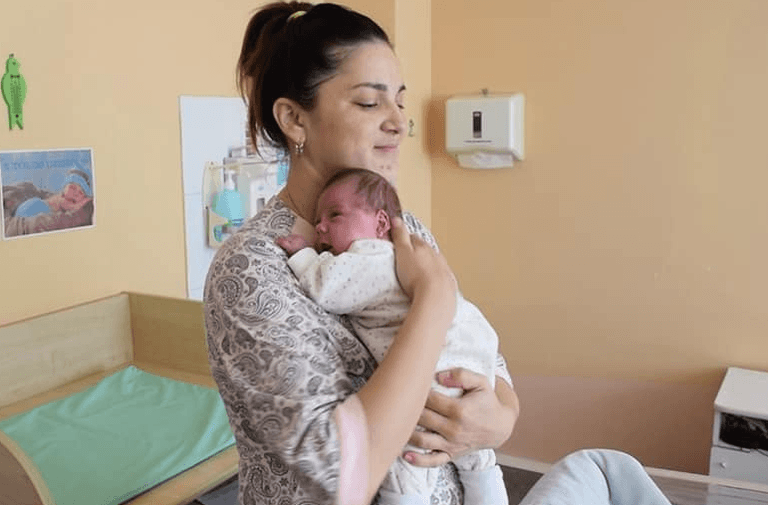 Woman with rare uterus condition gives birth to twins – 11 weeks apart Woman with rare uterus condition gives birth to twins – 11 weeks apart