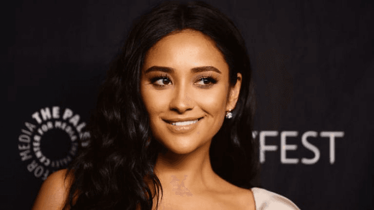Shay Mitchell shares powerful and ‘epic’ photo of her breastfeeding her daughter Shay Mitchell shares powerful and ‘epic’ photo of her breastfeeding her daughter