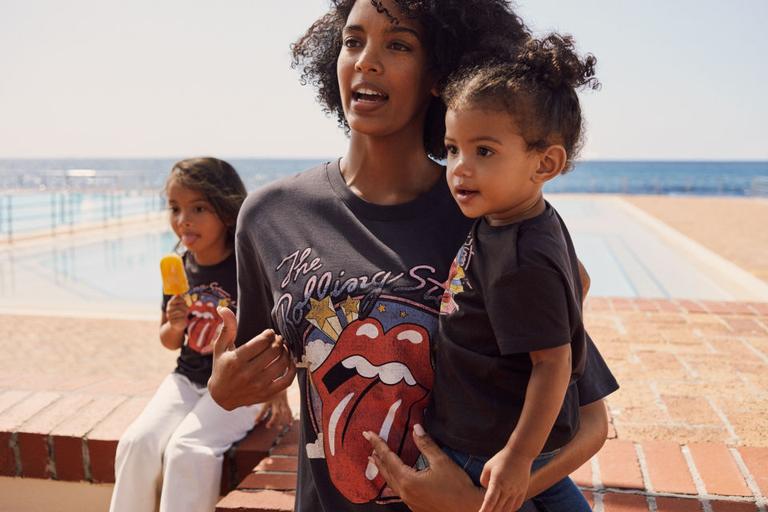 H&M has a matching t-shirt collection for mums and kids – and we NEED these now H&M has a matching t-shirt collection for mums and kids – and we NEED these now