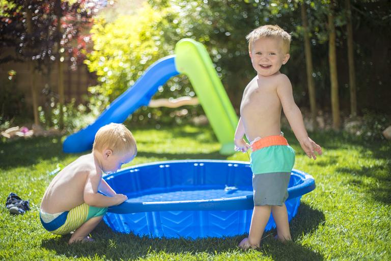 Simple parenting trick to help heat up paddling pool water with just bin-liners Simple parenting trick to help heat up paddling pool water with just bin-liners